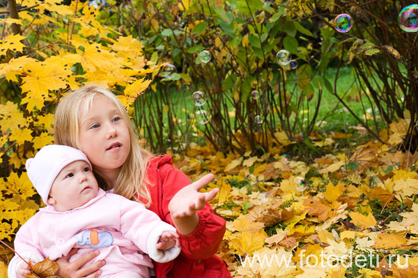 Фотка забавного ребёнка, на веб-сайте московского фотографа Губарева Игоря: Семейная фотосъёмка в осеннем парке