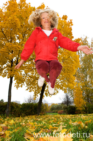 Фотка забавного ребёнка, на фотосайте профессионального фотографа Губарева И.Н.: Ребёнок прыгает от радости