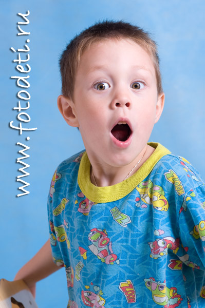 Фотография забавного ребёнка, на фотосайте профессионального фотографа и психолога Игоря Губарева: Яркие эмоции детей на портретных фотографиях