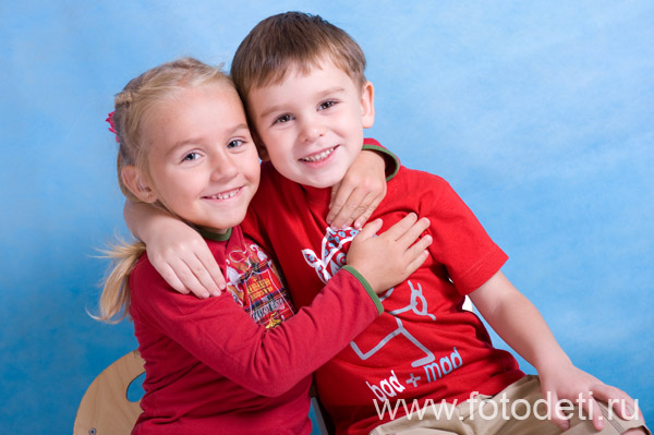 Фотка прикольного малыша, на веб-сайте московского фотографа и психолога Губарева И.Н.: Мальчик дружит с девочкой