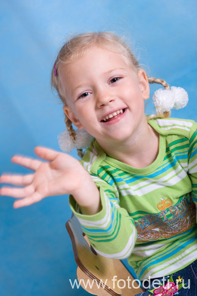 Фотка прикольного ребёнка, на фотосайте московского фотографа и психолога Губарева И.Н.: Красивая девочка машет ручкой