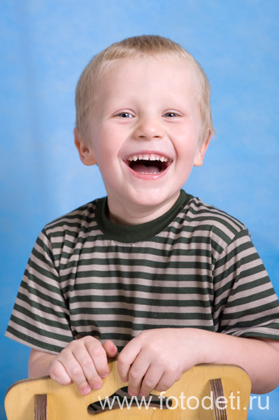 Фотка прикольного ребёнка, на фотосайте профессионального фотографа Губарева Игоря: Смеющиеся фотографии на сайте детского фотографа