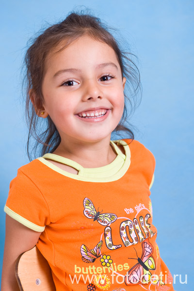 Фотка смешного малыша, на авторском сайте детского фотографа Губарева И.Н.: Девочка счастливо улыбается