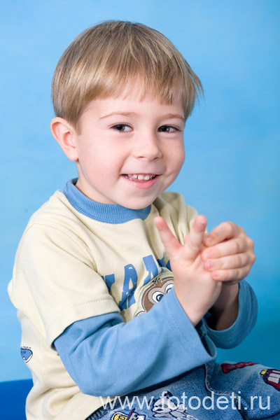Фото забавного малыша, в фотоархиве московского фотографа Игоря Губарева: Ребёнок считает на пальцах