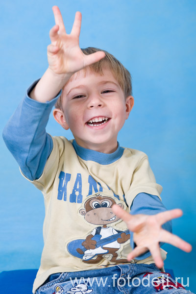 Фото забавного малыша, на сайте профессионального фотографа и психолога Губарева Игоря: Динамичные жесты ребёнка