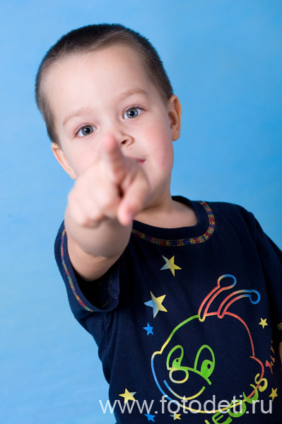 Фото позитивного дошкольника, на веб-сайте профессионального фотографа и психолога Губарева Игоря: Ребёнок показывает пальцем