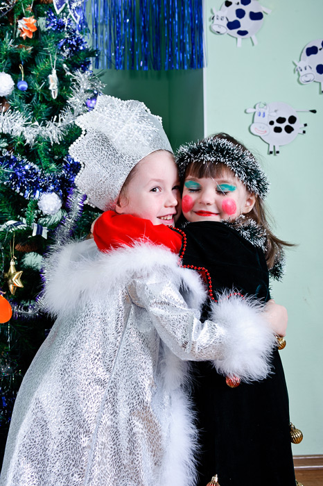Фото Игоря Губарева: Любимая игра детей - весёлые обнималки.