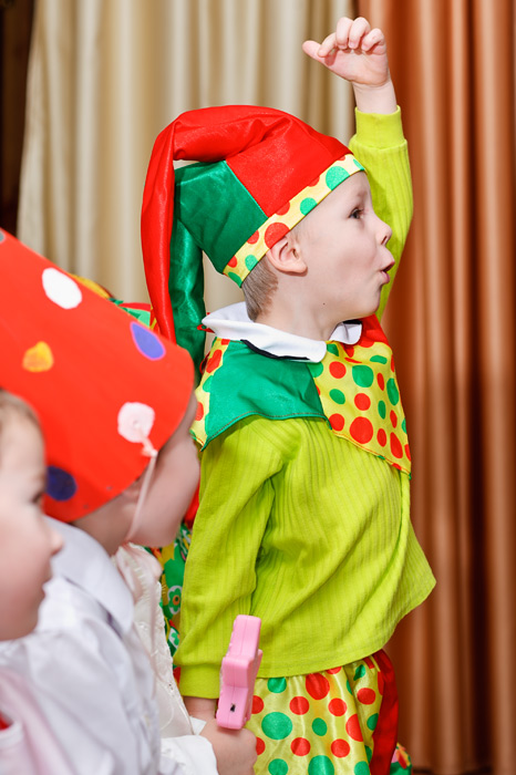 Фото Игоря Губарева: Мальчик в костюме Петрушки на детском праздники.