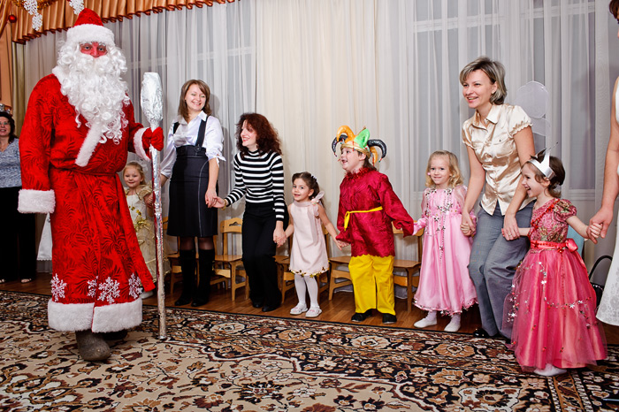 Фото Игоря Губарева: Фотографии детей с Дедом Морозом в момент новогоднего утренника.