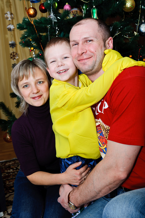Фото Игоря Губарева: Папа, мама, я под новогодней ёлочкой.