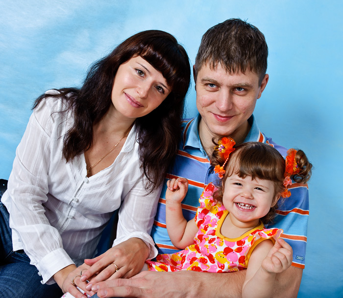 Фото Игоря Губарева: Портрет семьи, сделанный в передвижной фотостудии на дому.