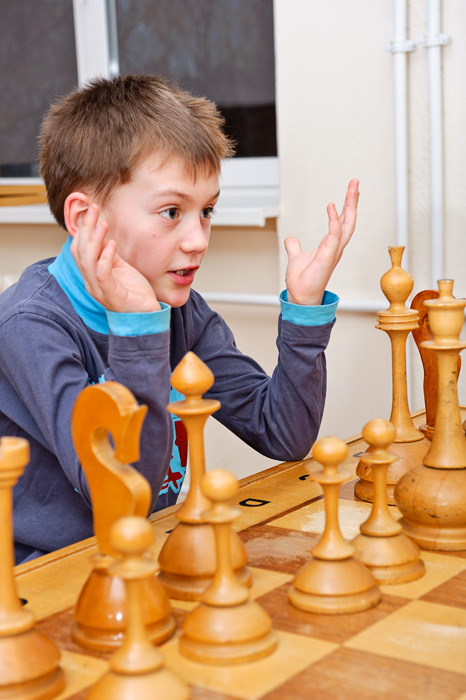 Профессиональное фото ребёнка / Дети любят играть в шахматы, даже, если не умеют этого делать.
