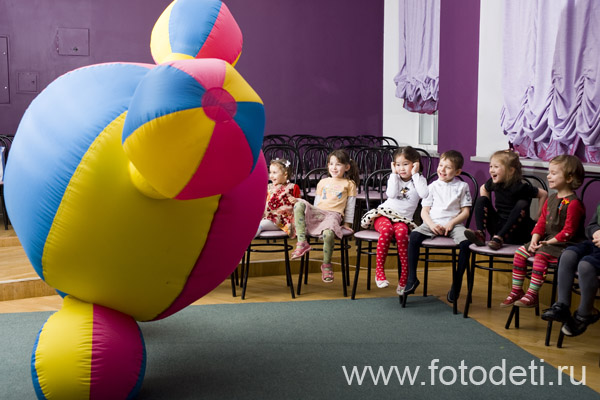 Фотографии детского праздника: Яркое выступление семьи клоунов на детском дне рождения - Надувное шоу Питиновых