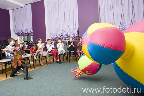 Фотографии детского праздника: Яркое представление клоунов на на празднике в детском саду - Надувное шоу Питиновых