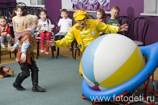 Фотографии детского праздника: Яркое шоу семьи клоунов на детском дне рождения - Надувное шоу Питиновых