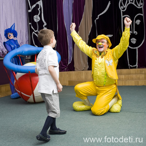 Фотографии детского праздника: Замечательное представление семьи клоунов на на празднике в детском саду - Надувное шоу Питиновых