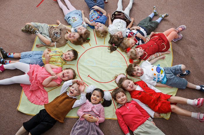 Фото Игоря Губарева: Когда дети вырастут, такой групповой портрет будет напоминать им о счастливом безоблачном детстве.