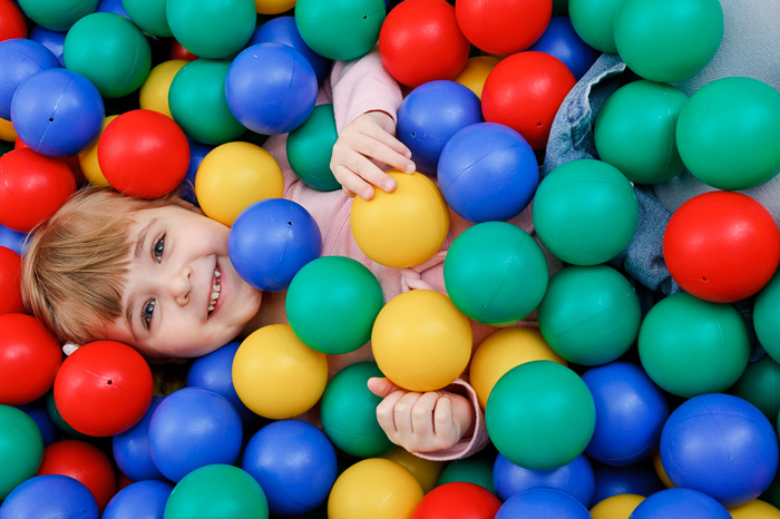 Фото Игоря Губарева: Ребенок в шариках смеётся наверное потому, что они его щекотят? А может он так реагирует на фотографа. Отгадайте!