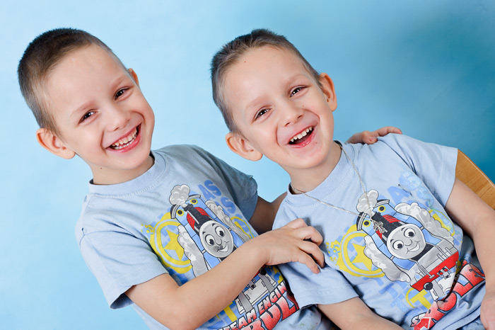 Фото Игоря Губарева: Клонирование детей началось? Нет, просто братья зажигают на портретной фотосессии в детском саду.