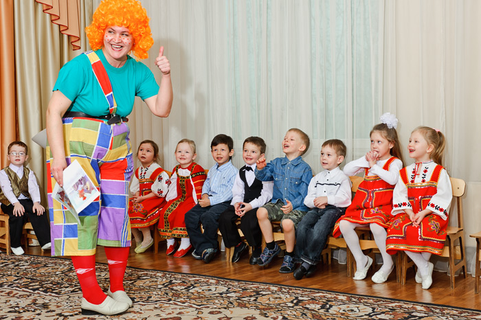 Фото Игоря Губарева: Карлсон в гостях у детей на утренике детском саду.