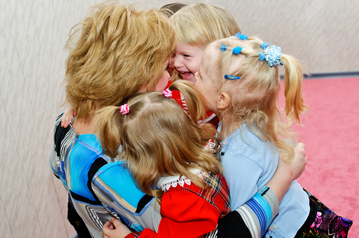 Фото Игоря Губарева: Дети обнимаются с любимым педагогом.