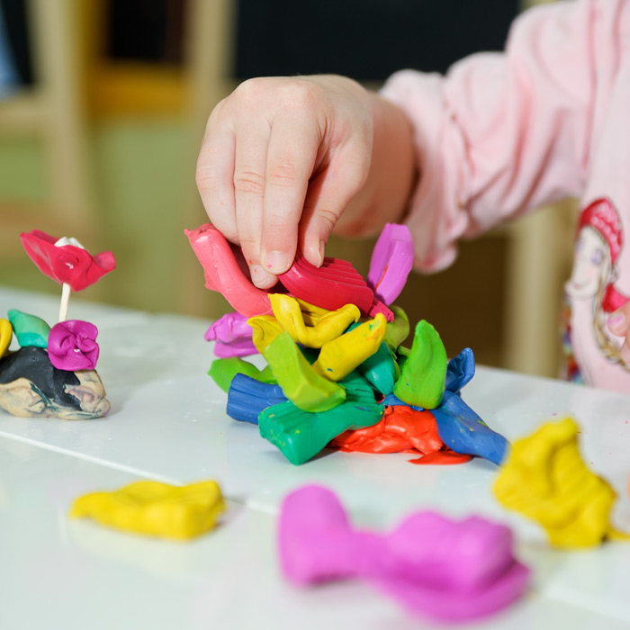 Фото Игоря Губарева: Детские пальчики работают с пластилином. Крупный план.