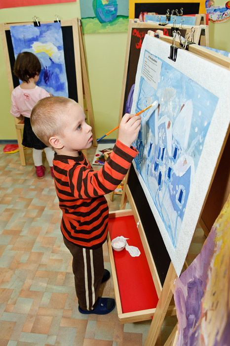 Фото Игоря Губарева: Маленький мальчик за мольбертом - без пяти минут художник.