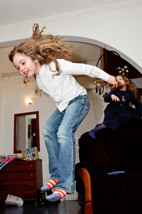Фото Игоря Губарева: Дети во время фотосъёмки прыгают от радости. Такие моменты надо подлавливать с нижней точки съёмки