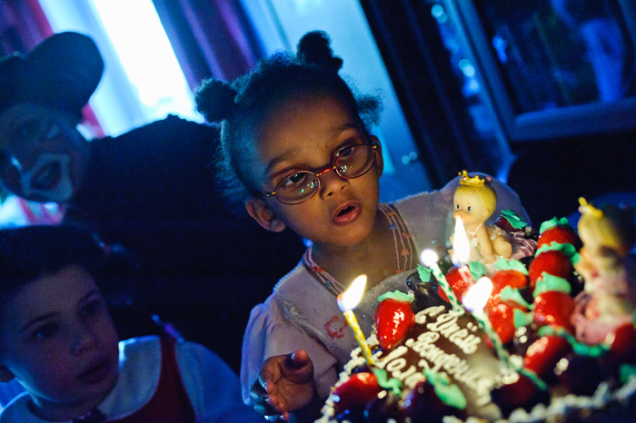 Фото Игоря Губарева: Маленькая Лола с праздничным тортиком, сделанным для неё.