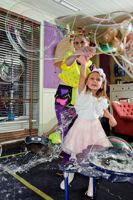 Фото Игоря Губарева: Клоуны обучают детей надувать огромные мыльные пузыри.