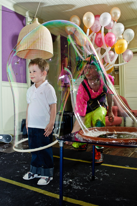 Фото Игоря Губарева: Большой мыльный пузырь можно одевать на детей как скафандр. Дети любят мыльные пузыри, особенно такие огромные, как этот.