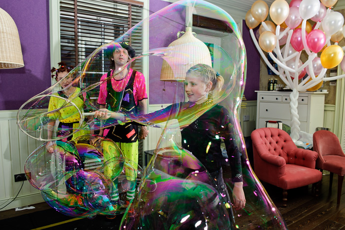 Фото Игоря Губарева: Большие мыльные пузыри захватывают и увлекают детей.