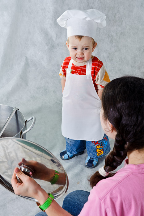 Профессиональное фото ребёнка / Повара терзают сомнения по поводу съедобности приготовленного им блюда.