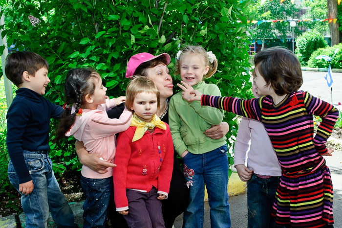 Фото Игоря Губарева: Фотографии детей с воспитателем не обязательно должны быть серьёзные и формальными.