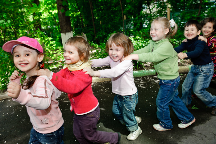 Фото Игоря Губарева: При съёмке движущихся групп детей используем приём - фотосъёмка с проводкой.