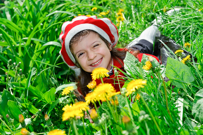 Фото Игоря Губарева: Дети в цветах смеются и радуются жизни.