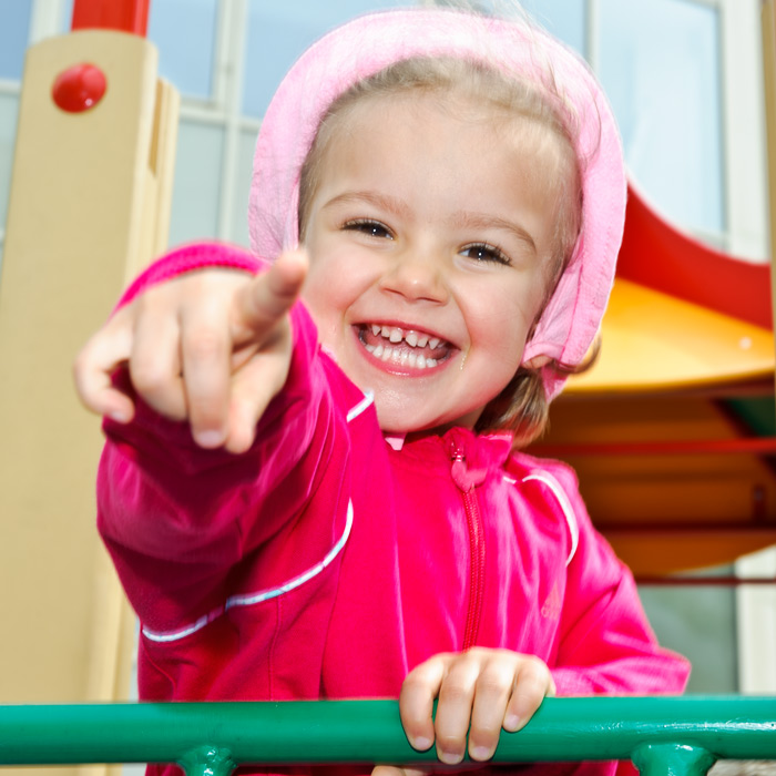 Детская площадка - лучшее место для игровой фотосъёмки детей. Яркие эмоциональные жесты и детей.