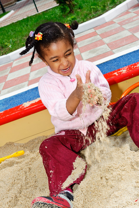 Полная песочница детского счастья. Дети любят играть с песком.