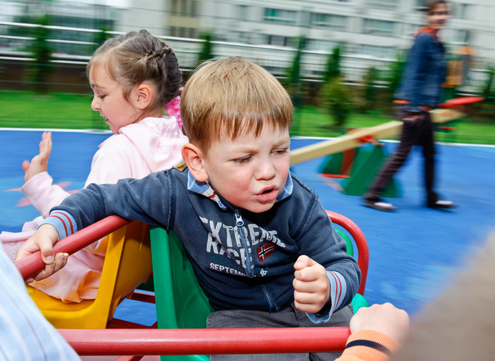Весенний репортаж в английском детском саду. Ребёнок ярко раскрывается эмоционально на детской площадке.