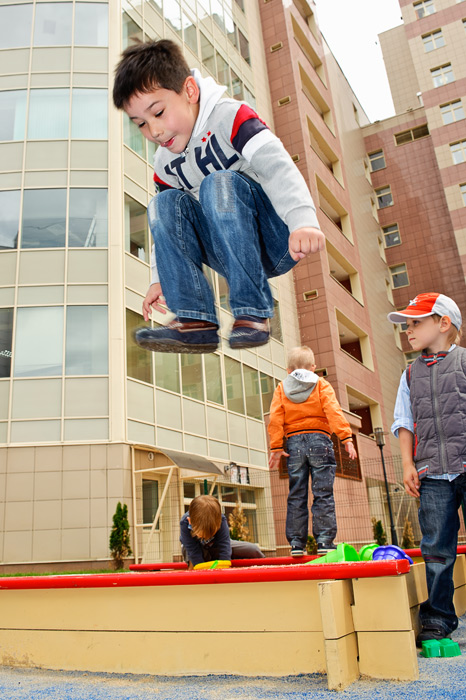 Игровой фоторепортаж на детской площадке. Чем ниже точка съёмки, тем выше прыжки детей.