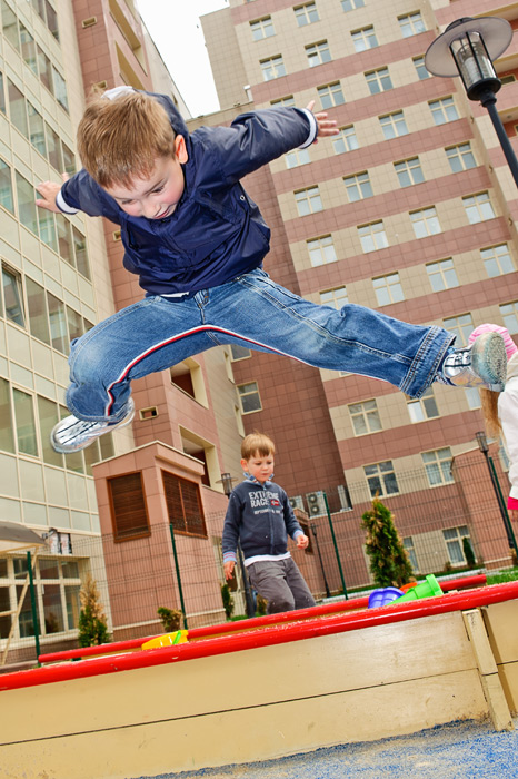 Прыжки очень нравятся детям, особенно, если они соревнуется, кто прыгнет выше. Динамичные сюжеты для детской фотографии.
