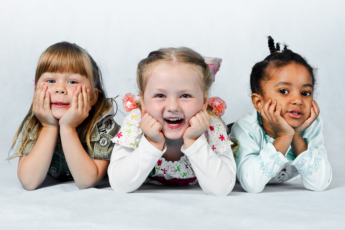 Портретная фотосессия с детьми в детском саду. Три весёлые подружки.