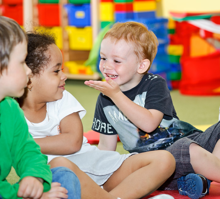 Развитие навыков общения на занятиях в детском саду. Убеждающие жесты в исполнении маленьких детей.