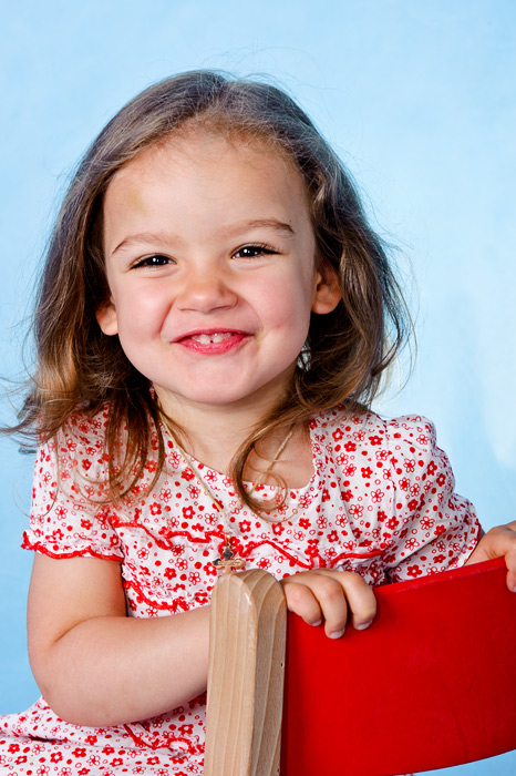 Фотографии улыбающихся детей поднимают настроение любому зрителю. Счастливые улыбки детей на фотосайте детского фотографа.