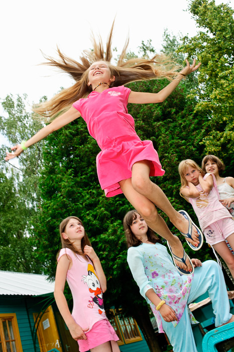 Автор фото Игорь Губарев: Развивающиеся в прыжке волосы модели добавляют снимку энергетики.