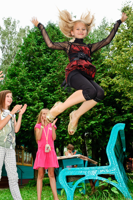 Творчество Игоря Губарева: Детям нравится соревнования, например, кто выше прыгнет.