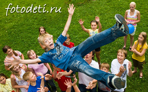 Автор фото Игорь Губарев: Ребёнка высоко подкидывают друзья.