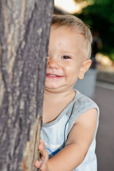 Авторские работы Игоря Губарева: Ребёнок так забавно выглядывает из-за дерева потому что я играю с ним в прятки.