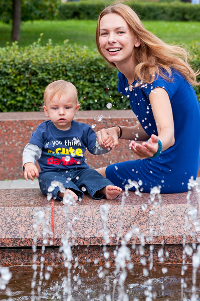 Фотографии Игоря Губарева: Мама с малышом у воды - хорошая тема для фотографирования.