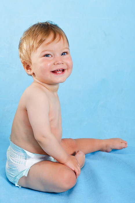 Портфолио Игоря Губарева: Счастливый малыш на голубом фоне.